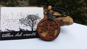 DIJE CALADO A MANO,ARBOL HECHO EN JACARANDA Y EBANO