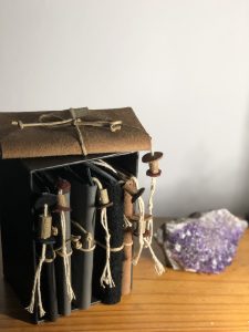 Cuadernos de arte. Encuadernación mariposa. Hecho y pintado a mano. Papel apto para técnicas húmedas. 9x13 cm. Sobre de cuero. 