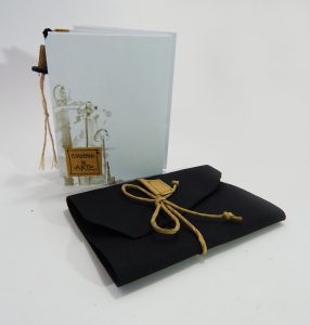 Cuadernos de arte. Encuadernación mariposa. Hecho y pintado a mano. Papel apto para técnicas húmedas. 9x13 cm. Sobre de cuero.