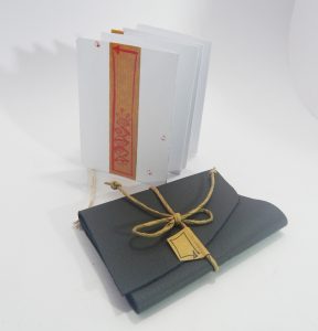 Cuadernos de arte. Encuadernación mariposa. Hecho y pintado a mano. Papel apto para técnicas húmedas. 9x13 cm. Sobre de cuero.