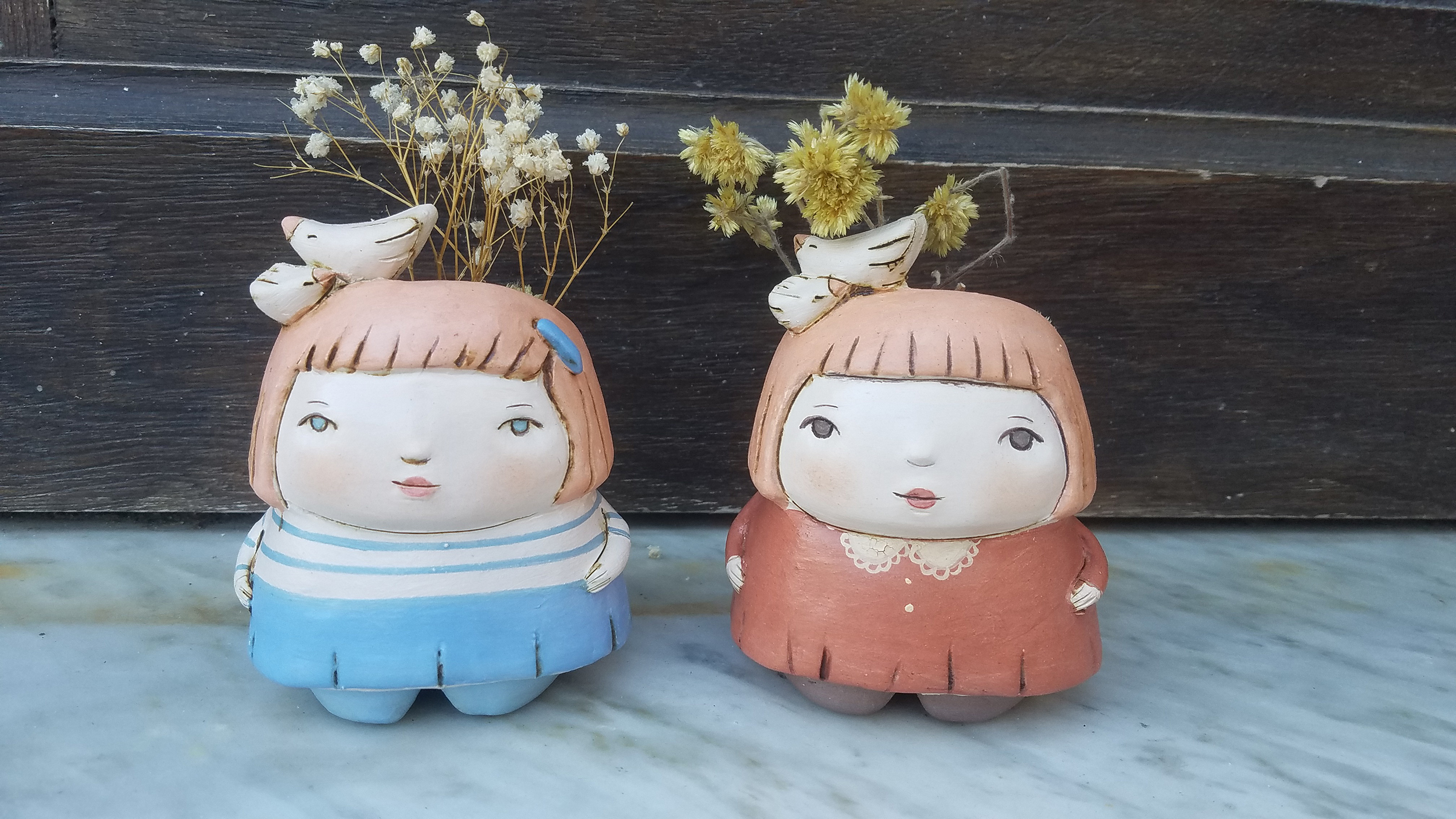 Macetas de cerámica pintadas con engobes medidas 11cm x 8cm aproximadamente. 