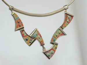 Gargantilla articulada fabricada en gres (ceràmica de alta temperatura) y plata 925