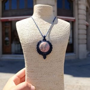 pulseras, collares, caravanas, prendedores con técnica de dibujo, realizados en macramé