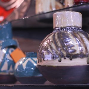 Jarrones y platos de cerámica esmaltada