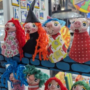 Títeres en papel maché, de dedo, guante y marionetas, pintados a mano
