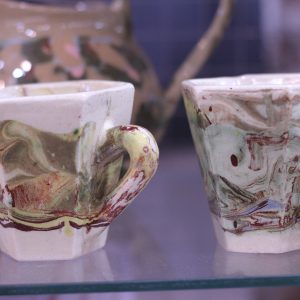 Vajilla en cerámica: tazas, platos, jarras, en técnica nerikomi,  de pasta coloreada