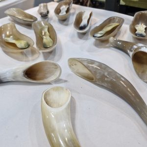 mantequeras, cuchillos de untar,  recipientes en guampa (horn)