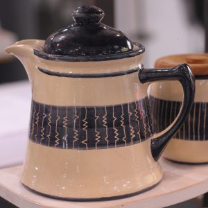 vajilla en cerámica (tazas, teteras, platos)